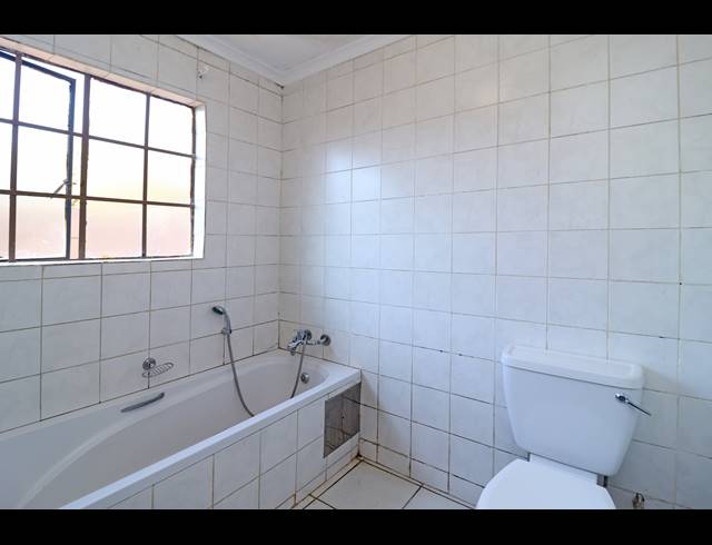 4 BEDROOM HOUSE FOR SALE IN COSMO CITY